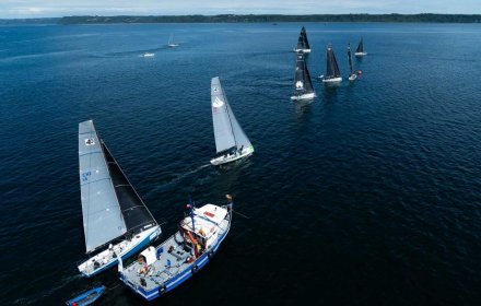 CIRCUITO CHILOÉ ESMAX 2024: REGATISTAS DONAN VELEROS A NIÑOS DEL ARCHIPIÉLAGO Y COMPLETAN LA MITAD DE LA COMPETENCIA